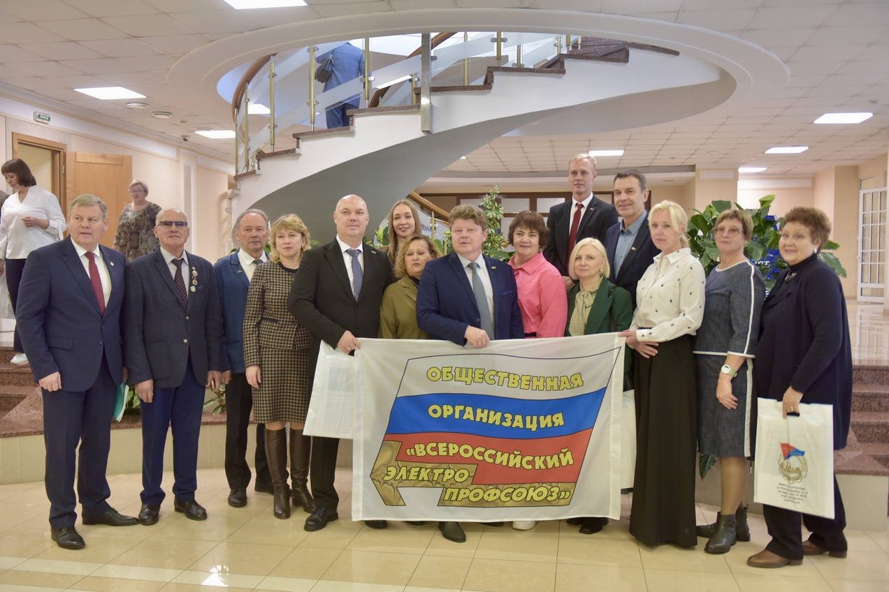 Денис Паслер обсудил с профсоюзными лидерами ситуацию на рынке труда и повышение зарплат свердловчан